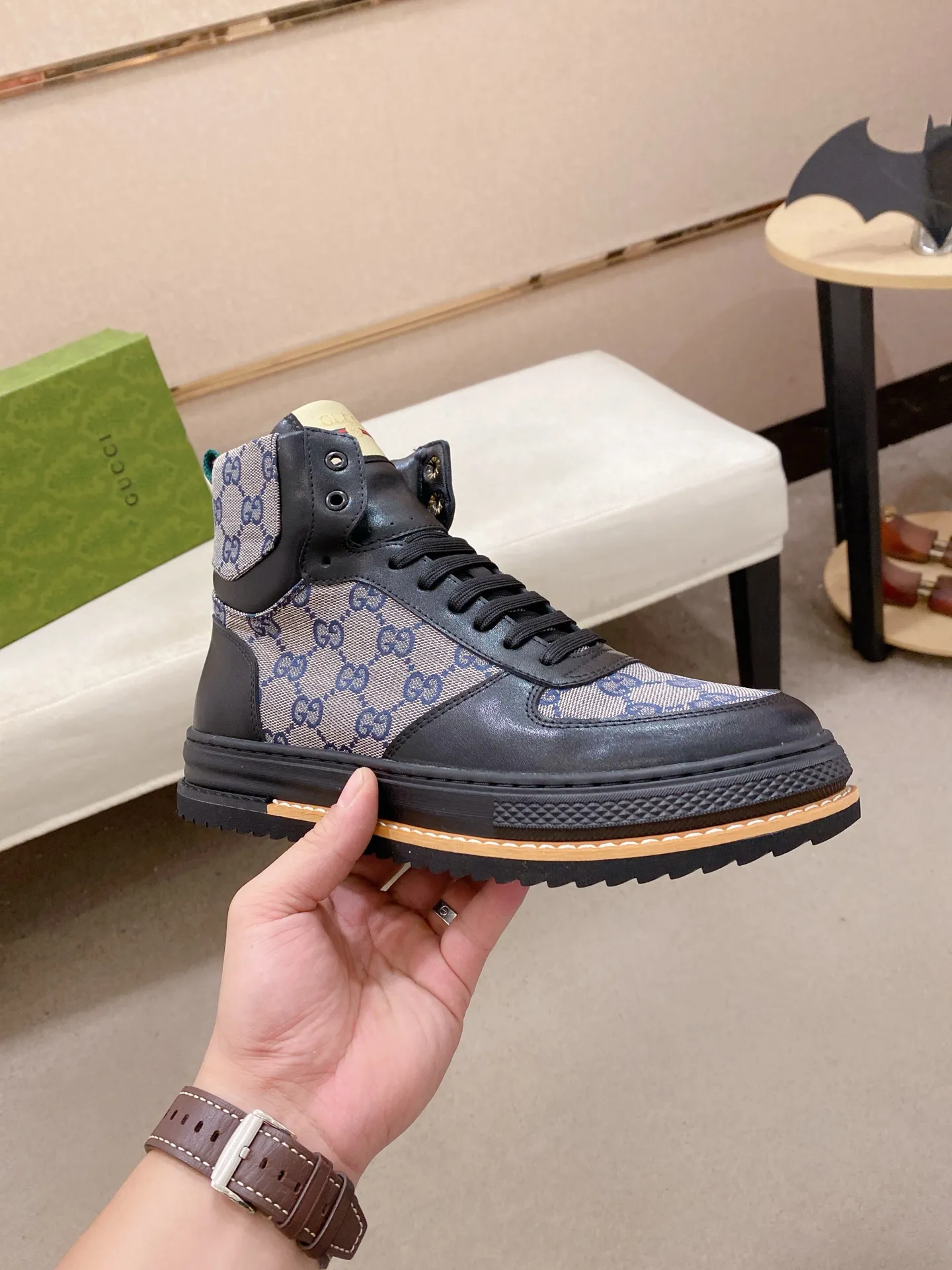 Men's shoes 💰 440 💰 High-quality new high-top GUCCI counters are on the market at the same time. The new men's shoes, 😘fabrics are selected imported cowhide, lining: sheepskin lining. 👍🏿 High-end ☄️ air-cushion molded anti-slip rubber outsole, exquisite lines, simple and elegant, comfortable and high-end for leisure travel. Code number: 38 to 44 (45 can be customized and cannot be returned or exchanged)